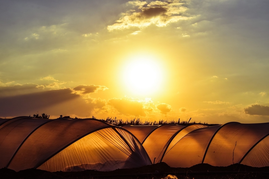 Sonnenuntergang hinter Zelten